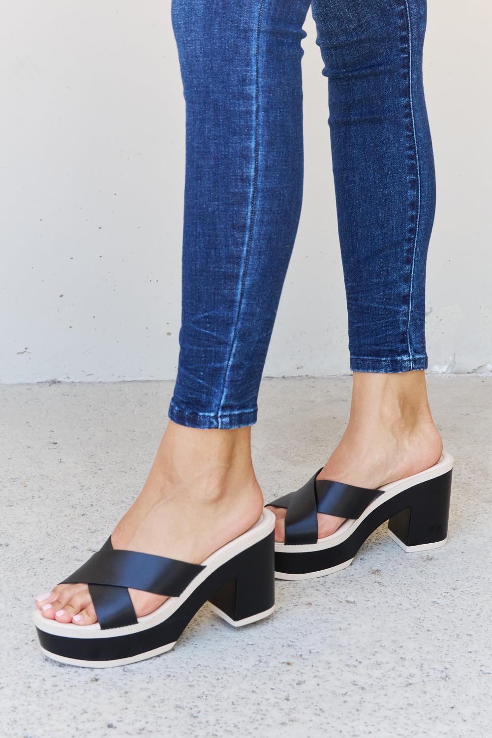 Weeboo Cherish The Moments Contrast Platform Sandals in Black Trendsi