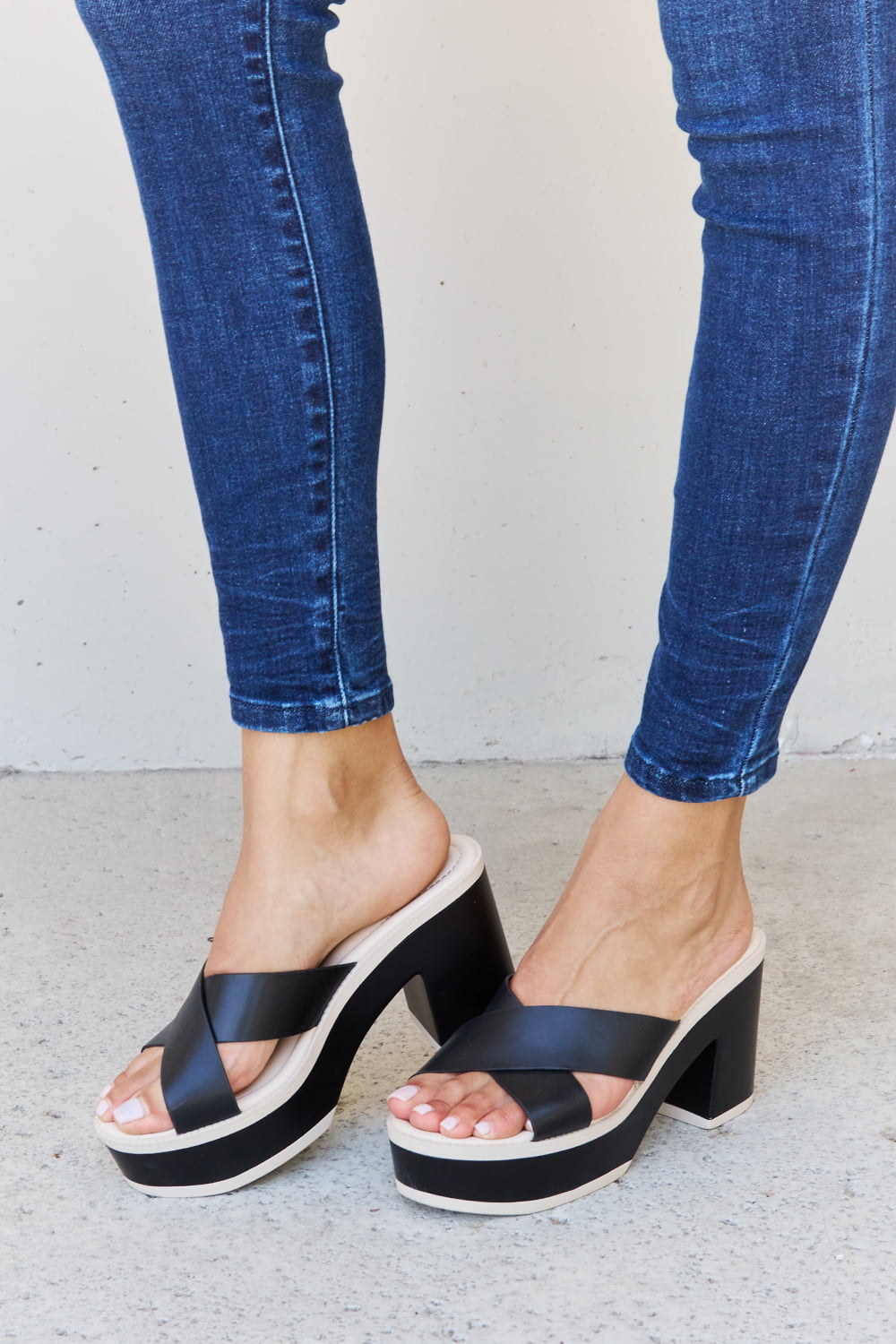 Weeboo Cherish The Moments Contrast Platform Sandals in Black Trendsi